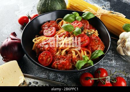 Köstliche appetitliche klassische italienische Spaghetti-Pasta mit Tomatensauce, Käseparmesan und Basilikum mit Zutaten Stockfoto