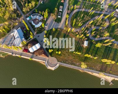 Draufsicht auf einen Bereich der Böschung der Taganrog-Stadt an einem Frühlingmorgen. Stockfoto