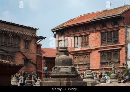 Erstaunliches Beispiel für die Handwerkskunst der Holzbearbeitung und Steinschnitzerei im Kathmandu-Tempel Stockfoto