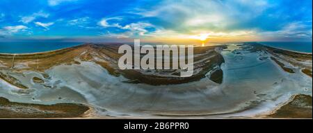 Dreihundertsechzig Grad Panorama des blauen Himmels und ungewöhnlicher Boden an der Küste vor dem Fluss an einem sonnigen warmen Tag. Das Konzept des einzigartigen pl Stockfoto