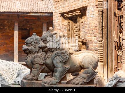 Erstaunliches Beispiel für die Handwerkskunst der Holzbearbeitung und Steinschnitzerei im Kathmandu-Tempel Stockfoto