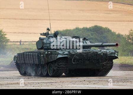 SAMBEK, ROSTOV-REGION, RUSSLAND, 28. JUNI 2019: Internationales militärtechnisches Forum ARMEE-2019. Der Tank T-72B3 steht auf einer Betonplattform Stockfoto