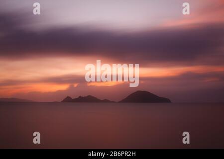 Stadt am Meer von Turgutreis und spektakuläre Sonnenuntergänge Stockfoto