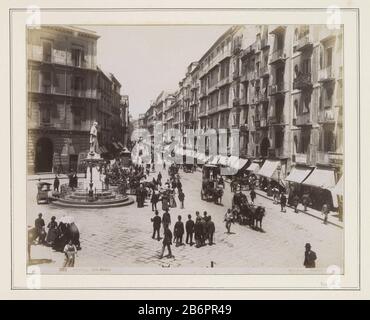 Gezicht op de Via Roma in Napels traf auf ein standardes, winkels, paardenkoetsen en voorbijgangers NAPOLI - Via Roma (titel op object) Teil des Travel Albums mit Bildern von Seen, dass: Bedingungen in Italien und an der französischen Riviera (Teil II). Hersteller : Fotograf Giorgio Sommer Herstellung: Neapel dating: CA. 1860 - ca. 1890 Physikalische Merkmale: Albumindruckmaterial: Papierfotopapiertechnik: Albumindruck Abmessungen: Bild: H 194 mm × W 248 mm Betreff: Straße (+ Stadt (-scape) mit Figuren, Mitarbeiter) Laden, Vierrad, Tierwagen, z. B.: Kabine, Wagen, Reisebus (+ Con Stockfoto