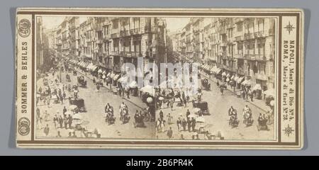 Gezicht op de Via Toledo in Napels Blick auf Via Toledo Neapel Immobilien Typ: Stereobild Artikelnummer: RP-F06714 Aufschriften / Marken: Aufschrift verso, handschriftlich: "Napoli, Via Orient" Hersteller: Fotograf: Sommer & Beins (denkmalgeschütztes Gebäude) Ort Herstellung: Neapel dating: CA. 1860 - ca. Material: Fotopapier, Kartontechnik: Albumindruck Abmessungen: Sekundärträger: H 84 mm × W 172 mm Betreff: Straße tierische Traktion, tierisches Zugfahrzeug (Kutsche etc.), Shop, wo: Neapel Stockfoto