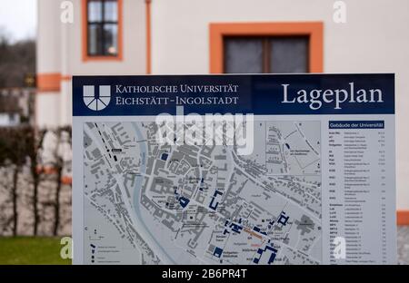 11. März 2020, Bayern, Augsburg: Ein Standortplan der katholischen Universität von Eicht-Ingolstadt ist auf einer Tafel vor einem Gebäude zu sehen. Foto: Sven Hoppe / dpa Stockfoto