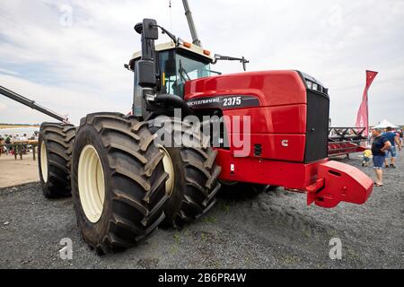 Sambek, Rostov Region, Russland, 28. Juni 2019: Seitenansicht des modernen wirtschaftlichen Rostselmash RSM-2375-Traktors mit 380 ps Leistung Stockfoto