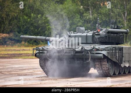 SAMBEK, ROSTOV-REGION, RUSSLAND, 28. JUNI 2019: Internationales militärtechnisches Forum ARMEE-2019. Tank T-72B3 auf Ausstellungsfläche Stockfoto