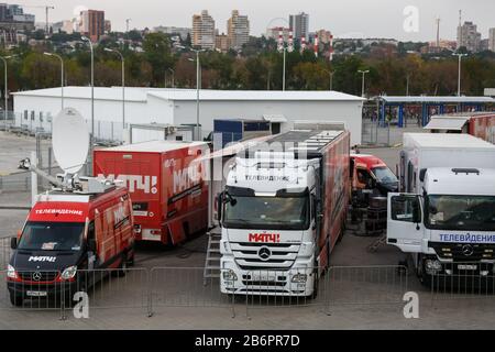 Rostow-on-Don, Russland, 10. September 2018: TV-Trucks mit Sonderausstattung für die direkte Übertragung eines Fernsehsignals von einer Sportveranstaltung Stockfoto