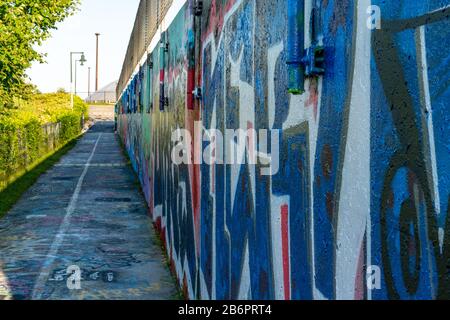 Greenway Radweg neben einem Graffiti-Wandbild in Portland, Maine. Stockfoto