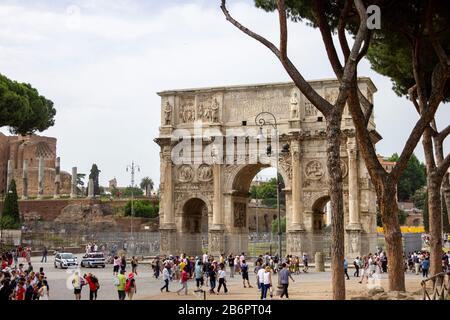 ROM, Italien - 14. Juni 2019: Ein Porträt des Triumphbogens von konstantin, das sich am kolosseum in Rom, Italien befindet. Touristen gibt es in Fro Stockfoto