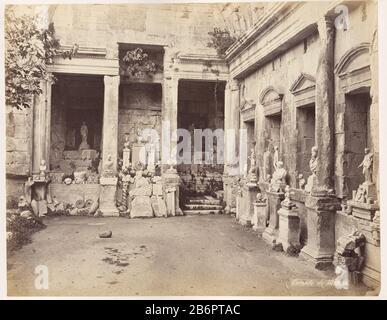 Blick auf den Innenhof des Tempels von Diana in NîmesTemple de Diane (Titelobjekt) Objektart: Fotos Artikelnummer: RP-F16424 Hersteller: Fotograf: F. FescourtPlaats Herstellung: Nîmes dating: CA. 1860 - ca. . 1870 Physikalische Merkmale: Albumindruckmaterial: Papierkartontechnik: Albumindrucke Abmessungen: Foto: H 212 mm × W 270 mmblad: H 305 mm × W 447 mmOnderwerp Stockfoto