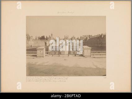 Gezicht op de binnenplaats van het Paleis van Fontainebleau Palais de Fontainebleau - La Cour des Adieux (titel op object) Blick auf den Innenhof des Palastes von Fontainebleau von Fontainebleau. - La Cour des Adieux (Titelobjekt) Objektart: Fotos Artikelnummer: RP-F 00-7976 Aufschriften / Marken: Number, recto '650'opschrift, recto handschriftlich' Renaissance - Frankreich. Schloss Fontainebleau (...) Unter der Herrschaft von Louis-Philippe und Napoleon III.'opschrift, rekto handschriftlich "CWN." (Staat für CW Nijhoff, Direktor der Kunstnijverheidsschule Quellinus.) Sammlermarke, ver Stockfoto