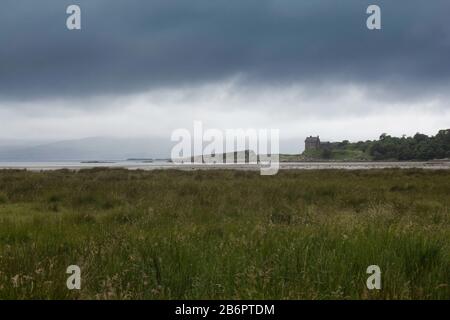 Ein Schloss an der schottischen Küste von Argyle an einem bewölkten Sommertag Stockfoto