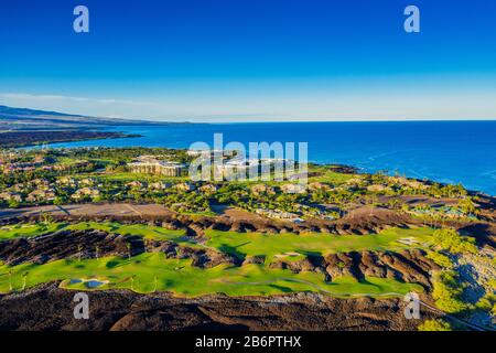 USA, Hawaii, Big Island, Westküste, Ocean Tower im Hilton Waikoloa Village und Francis H. i'i Brown Golf Course, Luftansicht Stockfoto