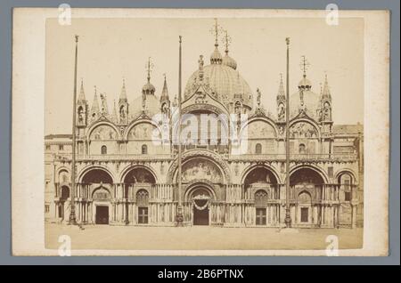 Gezicht op de façade van de San Marco in Venetië Objekttyp: Kabinetfoto Objektnummer: RP-F-F20204 Aufschriften/Marken: Annotatie, verso, handgeschreven: 'San Marco' Hersteller: Fotograaf: Anonieplaats Herstellung: Patriarchale Kaale Basiliek van San Marco Marco Material: Albufundament Material: 1850: Material: Material: Material: Material: Kunstwerk: Material: H 103 mm × b 157 mm Betreff: Kirche (außen) Stockfoto