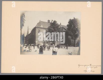Gezicht op de gevangenis op de Prinsegracht te te den Haag Blick auf das Gefängnis auf der Prinsengracht Haager Immobilientyp: Fotos Artikelnummer: RP-F 00-3547 Aufschriften / Marken: Annotation, recto, handschriftlich: 'Prison Prinsengracht / demoliert im Jahr 1908 /' s Gravenhage' Sammlermarke, verso, gestempelt 'R MUS 28'Lugt. Fotograf: Anonymer (Erbe) (zugeschrieben) Ort Herstellung: Prinsegracht Datum: 1900 - oder für das Jahr 1908 Material: Papierkarton Technik: Gelatine Silber Druck Abmessungen: Foto: H 144 mm × W 195 mm Betreff: Gefängnis, öffentliche Haftanstalt (+ Stadt (-scape) mit Feige Stockfoto