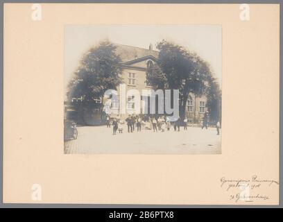 Gezicht op de gevangenis op de Prinsegracht te te den Haag Blick auf das Gefängnis auf der Prinsengracht Haager Immobilientyp: Fotos Artikelnummer: RP-F 00-3550 Aufschriften / Marken: Anmerkung, Rekto, handschriftlich: "Gefängnis Prinsengracht / abgerissen im Jahr 1908 /' s Gravenhage" Sammlermarke, verso, gestempelt "R MUS 28 Lugt : Hersteller Lugt. Fotograf: Anonymer (Erbe) (zugeschrieben) Ort Herstellung: Prinsegracht Datum: 1900 - oder für das Jahr 1908 Material: Papierkarton Technik: Gelatine Silber Druck Abmessungen: Foto: H 152 mm × W 184 mm Betreff: Gefängnis, öffentliche Haftstraße (+ Stadt (-scape) mit Feige Stockfoto