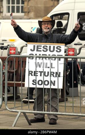 London, Großbritannien, 11. März 2020 Ken, schottischer Evangelist mit Plakat. Politiker des College Green kommentieren den Haushalt. Gutschrift: Johnny ARMSTEAD/Alamy Live News Stockfoto