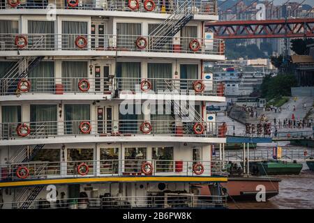 Chongqing, China - August 2019: Rückseite des luxuriösen Kreuzfahrtschiffs, das im Hafen am Ufer des Jangtsekiang in der Stadt Chongqing angedockt ist Stockfoto