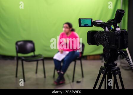 Journalist wartet auf den Interviewten und übt Spach in einer Chroma Stockfoto