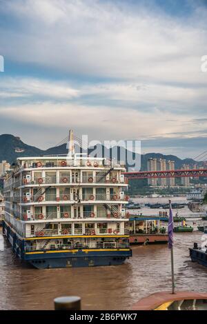 Chongqing, China - August 2019: Rückseite des luxuriösen Kreuzfahrtschiffs, das im Hafen am Ufer des Jangtsekiang in der Stadt Chongqing angedockt ist Stockfoto