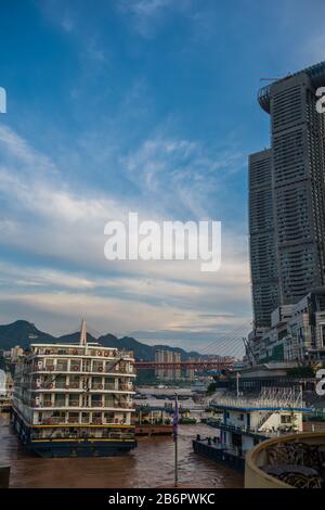 Chongqing, China - August 2019: Rückseite des luxuriösen Kreuzfahrtschiffs, das im Hafen am Ufer des Jangtsekiang in der Stadt Chongqing angedockt ist Stockfoto