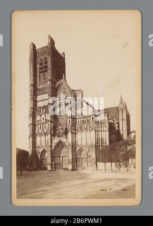 Gezicht op de kathedraal van Auxerre Gezicht op de kathedraal van Auxerre Objektart : Foto kabinetfoto Objektnummer: RP-F-F 19781 Inscriptions / Merken: Wankeliersmerk, verso, gedrukt: 'Ancienne Maison Colombier/ 4, Rue de Temple, 4/ ARGVERERRE, AUXGRATIE d'AUXGRUFT, 9. L. Maillet (vermeld op object)Plaats Herstellen: Auxerre dating: 1893 Material: Karton fotopapier Techniek: Albuminedruk Abmessungen: Secundaire drager: H 164 mm × b 108 mm Betreff: Kirche (außen)façade (des Hauses Stockfoto