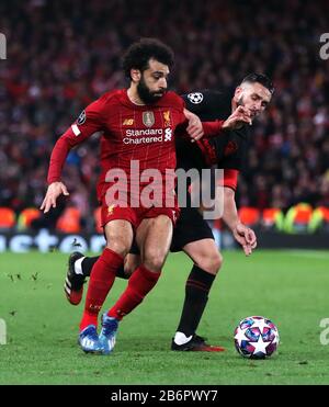 Liverpools Mohamed Salah (links) kämpft um den Ball während der UEFA Champions League-Runde von 16 Spielen im zweiten Durchgang in Anfield, Liverpool. Stockfoto