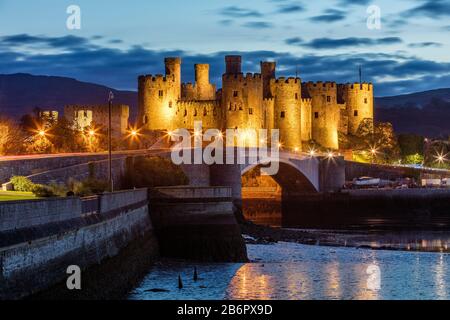 Jahrhundert befestigtes Conwy Castle in Twilight, Conwy, Wales, Großbritannien Stockfoto