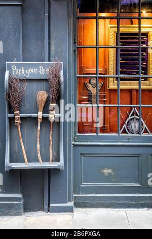 "Park Your Broom"-Schild am Eingang zu Harry Potter Inspirierte "The Shop That Must Not Be Named" in den Shambles, York, Yorkshire, England, Großbritannien Stockfoto
