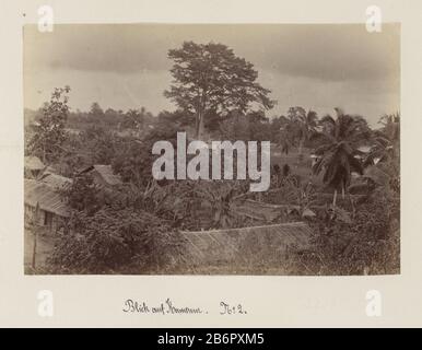 Gezicht op de omgeving van een gouvernementsgebouw in Kameroen Foto 2 ein Panorama von 4. Teil des Albums mit Kamerun-Aufnahmen um 1899. Hersteller : Fotograf : anonymer Ort Herstellung: Kamerun Datum: 1899 Physikalische Eigenschaften: Albumin Druckmaterial: Fotopapier Technik: Albumin Druckgrößen: H 132 mm × W 197 mm Betreff: Wald, Holzaussicht oder Dorf, Silhouette oder Dorf wo: Kamerun Stockfoto