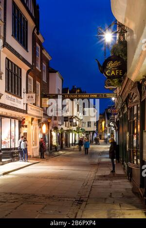 Sehen Sie sich Stonegate in Old York, Yorkshire, England, Großbritannien an Stockfoto