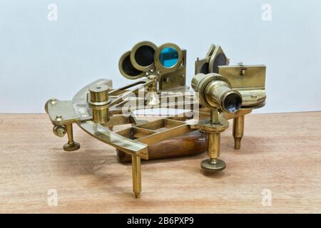 Sextant ist das ikonische Instrument für die Navigation, um Längen- und Breitengrad auf Meer und Ozeanen zu finden. Stockfoto