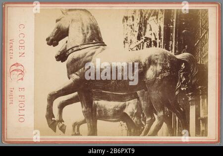 Gezicht op de paardenskulpturen van de Basiliek van San Marco in Venetië Objekttyp: Kabinetfoto Objektnummer: RP-F-00-967 Aufschriften / Merken: Naam, verso, gestempelt: "Vosmaer" Hersteller: Fotograaf: C. Coen & Figlio (vermeld op)Objekt Venetië: CA Herstellung: Ca. 1870 - ca. 1890 Material: Fotopapier karton Techniek: Albuminedruk Abmessungen: Foto: H 99 mm × b 135 mm Betreff: Stück Skulptur, Reproduktion eines Bildformers Stockfoto