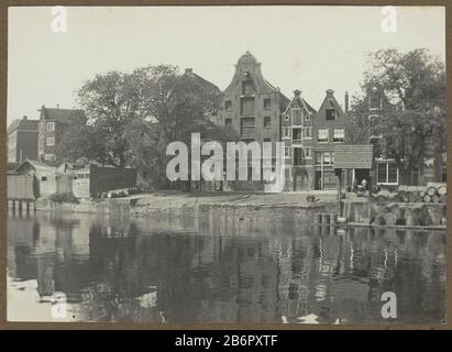 Gezicht op de pakhuizen aan de Nieuwe Teertuinen in Amsterdam Teil des Albums mit Bildern von Amsterdam und Omge. Hersteller : Fotograf: Anonymer Ort Herstellung: Amsterdam Datum: CA. 1900 - ca. Technische Merkmale: Gelatine silberfarbenes Druckmaterial: Papier fotografische Papiertechnik: Gelatine silberner Druck Abmessungen: H 157 mm × W 218 mm Betreff: Lager ( Hafen) Kai (+ Stadt (-scape) mit Figuren, Mitarbeiter) Wo: Neuer Advantage Garden Stockfoto