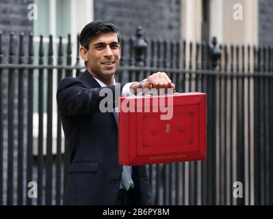 London, Großbritannien. März 2020. Rishi Sunak, der Schatzkanzler, steht außerhalb Der Downing Street Nummer 11, bevor er zur Mittagszeit seine Rede Im Unterhaus hält. Budget Day, Downing Street, Westminster, London, 11. März 2020. Credit: Paul Marriott/Alamy Live News Stockfoto