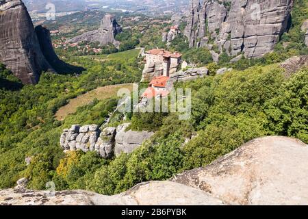 Die Meteora - größte und berühmteste gebaute komplexe ostorthodoxen Klöstern. Griechische Flagge. Stockfoto
