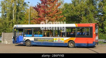 Aberdare, WALES - OKTOBER 2018: Bus des öffentlichen Dienstes der Stagecoach Group plc, der im Busbahnhof in Aberdare im Stadtzentrum geparkt ist. Stockfoto