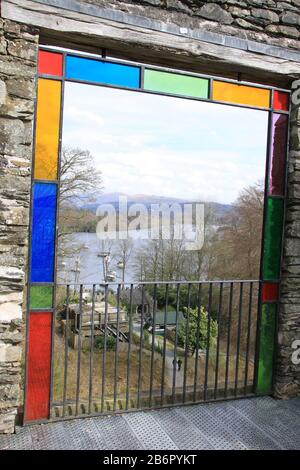 Claife Aussichtspunkt: Eine Touristenattraktion aus dem 18.. Jahrhundert mit einer wunderschönen Aussicht vom Westufer von Windermere, Lake District, Cumbria, Großbritannien, PETER GRANT Stockfoto