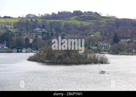 Claife Aussichtspunkt: Eine Touristenattraktion aus dem 18.. Jahrhundert mit einer wunderschönen Aussicht vom Westufer von Windermere, Lake District, Cumbria, Großbritannien, PETER GRANT Stockfoto