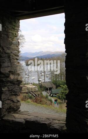 Claife Aussichtspunkt: Eine Touristenattraktion aus dem 18.. Jahrhundert mit einer wunderschönen Aussicht vom Westufer von Windermere, Lake District, Cumbria, Großbritannien, PETER GRANT Stockfoto