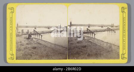 Bild op de spoorbrug over de Rijn bij Kehl Allemagne et le Rhin (serietitel op object) Blick auf die Eisenbahnbrücke über den Rhein bei KehlAllemagne et le Rhin (Serie title object) Objekttyp: Stereobilie Artikelnummer: RP-F06611 Aufschriften / Marken: Aufschrift verso, handschriftlich: Hersteller 'Pont de Kehl' : Fotograf: Jules-Marinier (Listed Property) Herstellung: Kehl dating: CA. 1861 - ca. Material: Papierkarton Technik: Albumindruck Abmessungen: Sekundäres Medium: H 86 mm × W 173 mm Betreff: Brücke wo: Kehl Stockfoto
