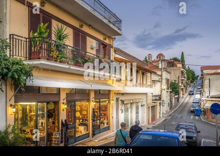 Delphi, Griechenland - 11. Oktober 2019. Abendblick auf die schöne Straße in der Stadt Delphi, Griechenland Stockfoto