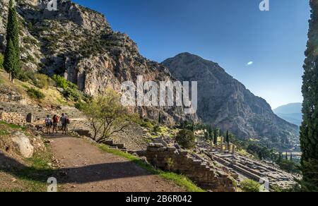 Blick auf das Amphitheater und den Tempel des Apollo, dem Ort des orakeles von Delphi Stockfoto