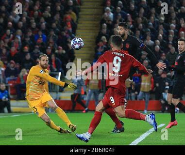 Anfield, Liverpool, Merseyside, Großbritannien. März 2020. UEFA Champions League, Liverpool gegen Atletico Madrid; Atletico Madrid Torhüter Jan Oblak rettet in unmittelbarer Nähe von Roberto Firmino von Liverpool Credit: Action Plus Sports/Alamy Live News Stockfoto