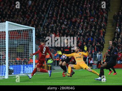 Anfield, Liverpool, Merseyside, Großbritannien. März 2020. UEFA Champions League, Liverpool gegen Atletico Madrid; Atletico Madrid Torhüter Jan Oblak rettet in unmittelbarer Nähe von Roberto Firmino von Liverpool Credit: Action Plus Sports/Alamy Live News Stockfoto