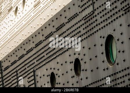 Los ANGELES - APRIL 2009: Die zahlreichen Nieten im stählernen Rumpf des Queen Mary Cruise Liners, der als Hotel erhalten ist Stockfoto