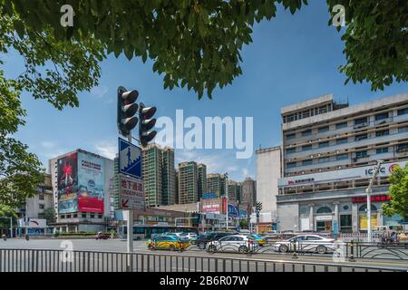 Yichang, China - August 2019: Eine Reihe von Autos, die an einem heißen Sommertag in der Stadt Yichang in der Provinz Hubei auf grünes Licht auf einer belebten Kreuzung warten Stockfoto