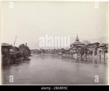 Gezicht op de stad Srinagar in Jammu en Kashmir in het huidge India, met de Shah Hamdan Moskee (Khanqah-e-Moula von Shah-e-Hamadan Masjid) op de oever van de rivier Jhelum View of the City of Srinagar in Jammu and Kashmir in Indien today, The Shah Hamdan e-Moujadah e-Shah e-Shah-Shah-la-Shah e-Shah. Am Ufer des Jhelum Object Type River: Foto Objektnummer: RP-F F80421 Aufschriften/Marken: Nummer, Nachdruck zusammen mit negativ herstellenden Hersteller: Fotograf Samuel Bourne (persönlich signiert) Ort Herstellung: Indien Datum: Zwischen 130-1874 Physische Merkmale: Albumin Stockfoto